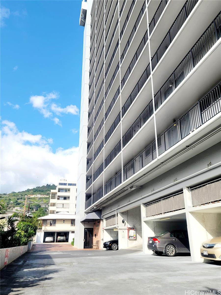 Punahou Royale is situated in upper Makiki, 1 block from Punahous St/Manoa Rd