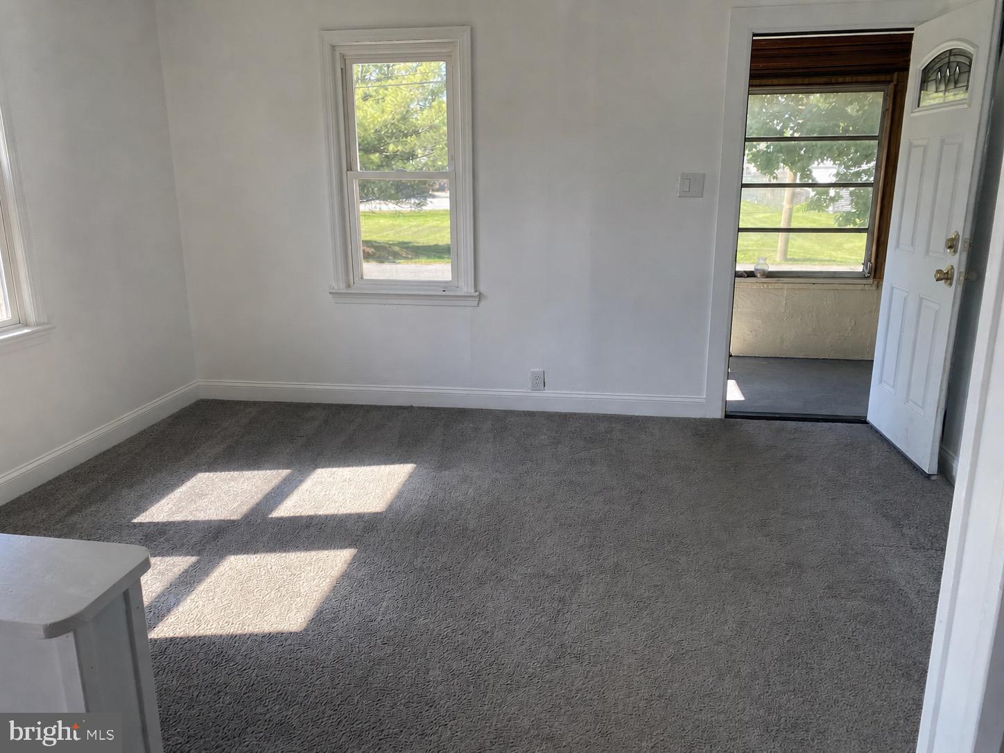 10 Meadow Road New Castle, DE 19720 - Photo 8 of 20 Living Room looking into Front Porch
