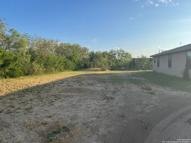 $195,000 | 401 West Daniel Street, Uvalde, TX 78801