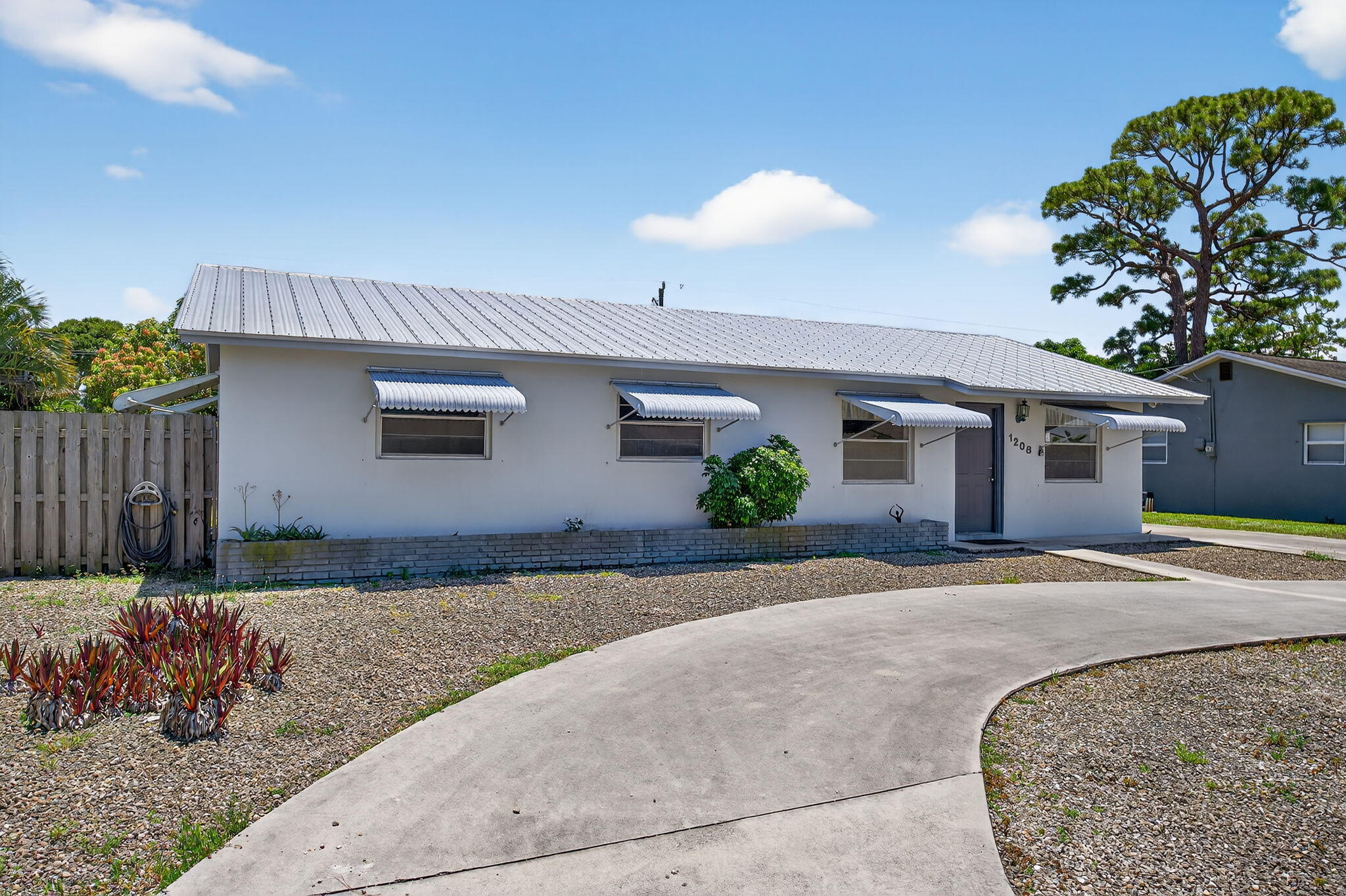 1208 Cherokee Street Jupiter, FL 33458 - Photo 3 of 21 Circle Driveway