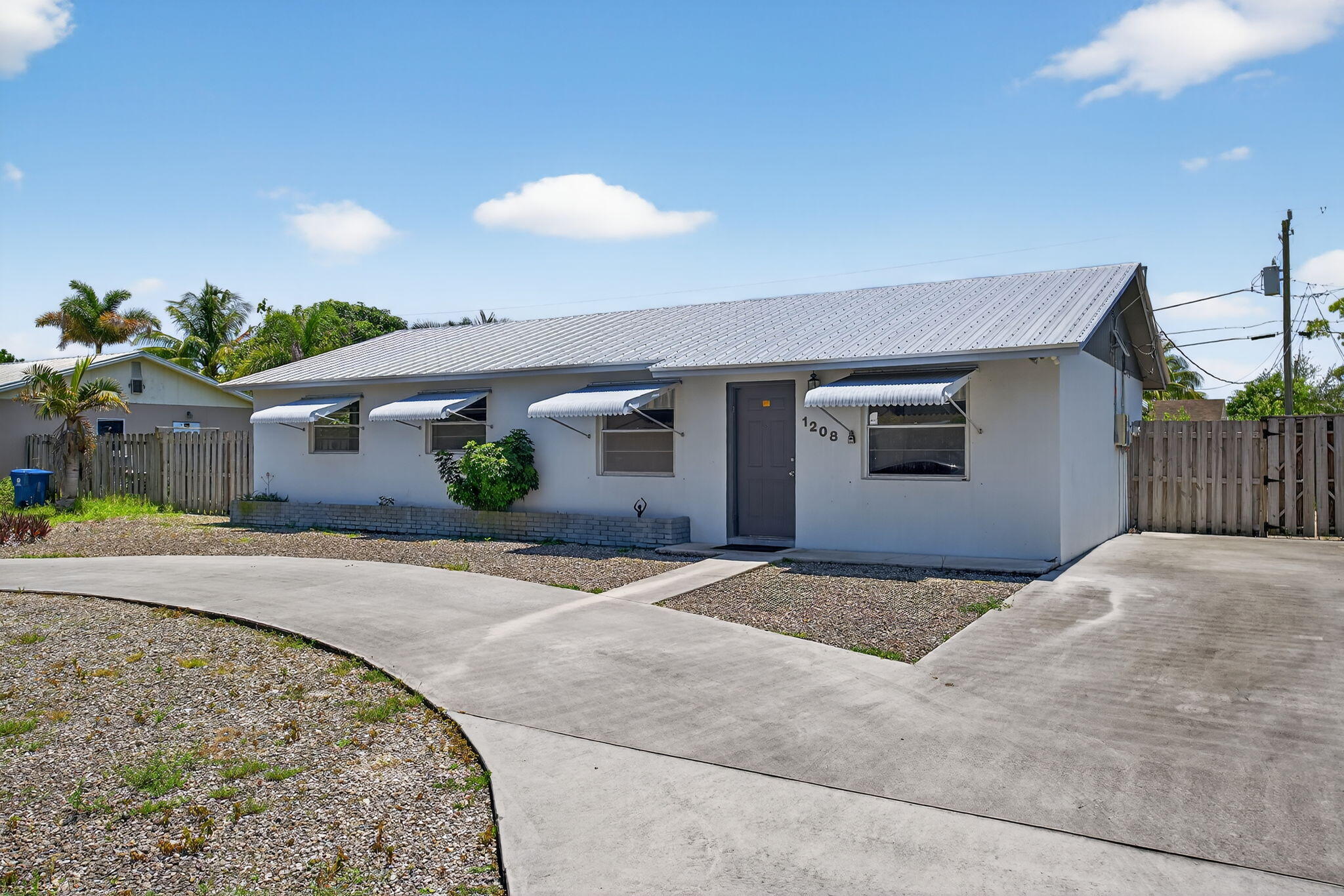 1208 Cherokee Street Jupiter, FL 33458 - Photo 4 of 21 Circle Driveway