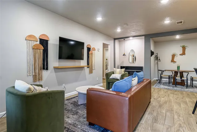 $2,400 | 3818 Blodgett Street, Houston, TX 77004