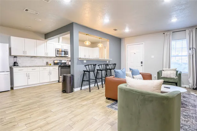 $2,400 | 3818 Blodgett Street, Houston, TX 77004