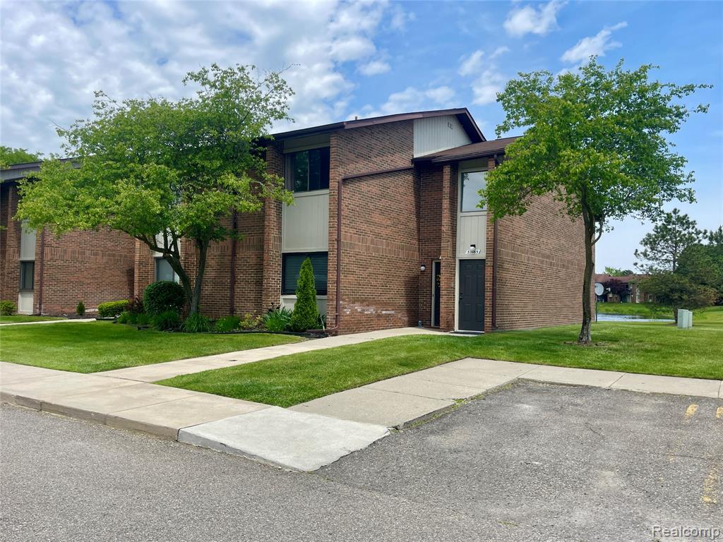 33765 Pondview Circle Livonia, MI 48152 - Photo 2 of 27