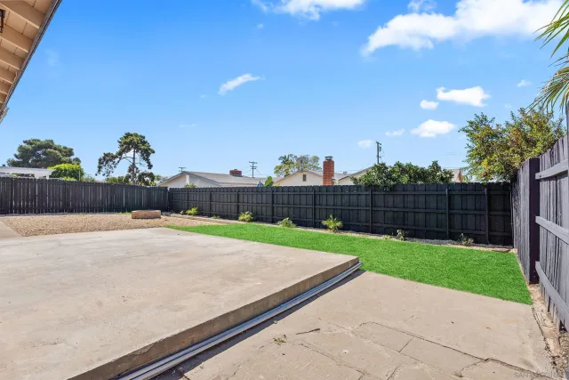 a view of a backyard