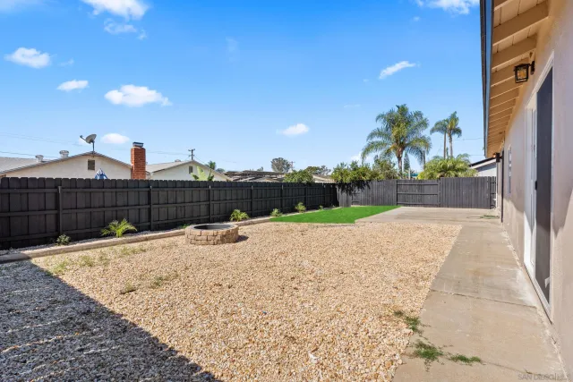 a view of a backyard