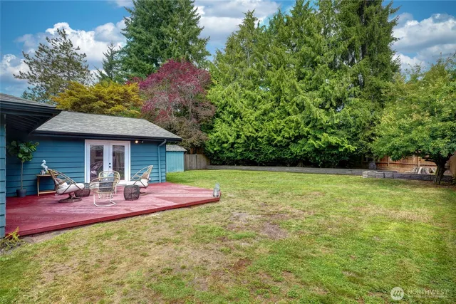 a view of a house with backyard and sitting area