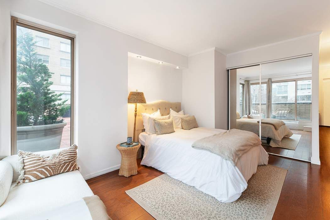 200 East 69th Street, Unit 4A Manhattan, NY 10021 - Photo 2 of 8