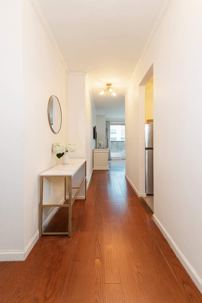 200 East 69th Street, Unit 4A Manhattan, NY 10021 - Photo 3 of 8