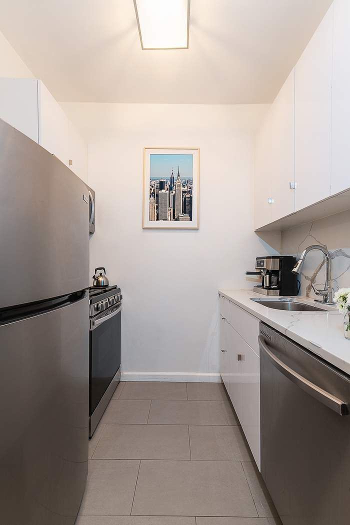 200 East 69th Street, Unit 4A Manhattan, NY 10021 - Photo 4 of 8