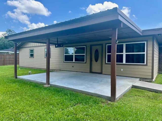 a view of a house with a backyard