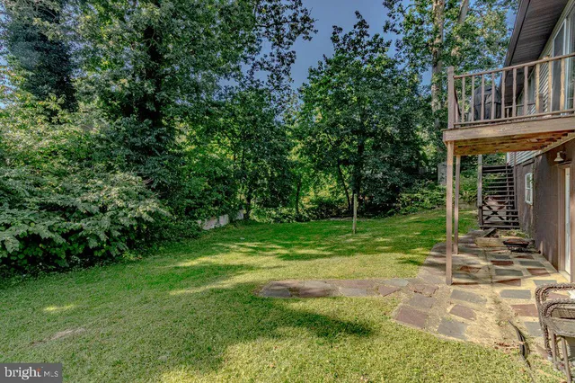 a view of a house with backyard