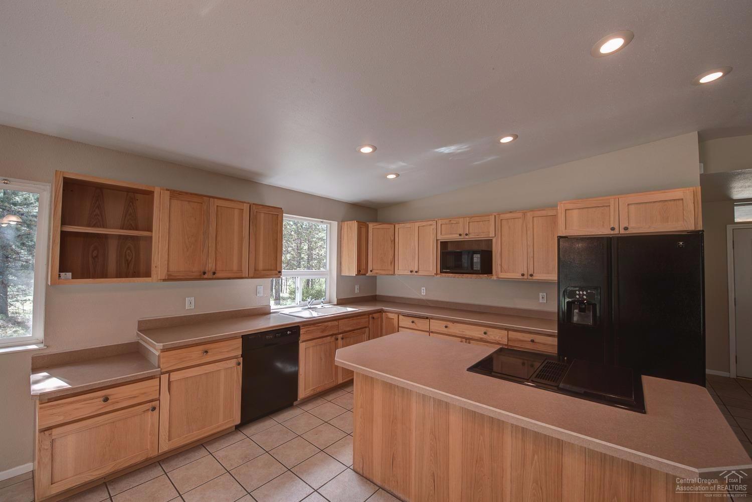17265 Bakersfield Road Bend, OR 97707 - Photo 9 of 24 Tons of cabinets and counter space! App