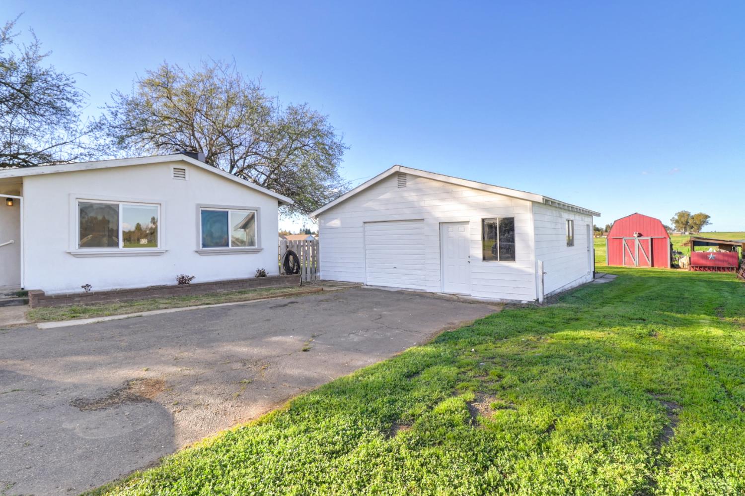 10695 Calvine Road Sacramento, CA 95830 - Photo 19 of 26 a view of a backyard of the house