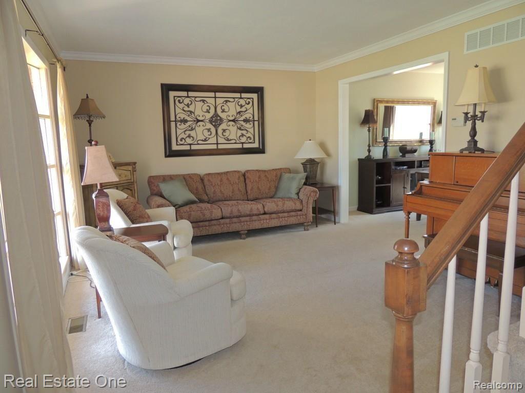 646 Abbey Court Rochester, MI 48307 - Photo 8 of 44 Living Room