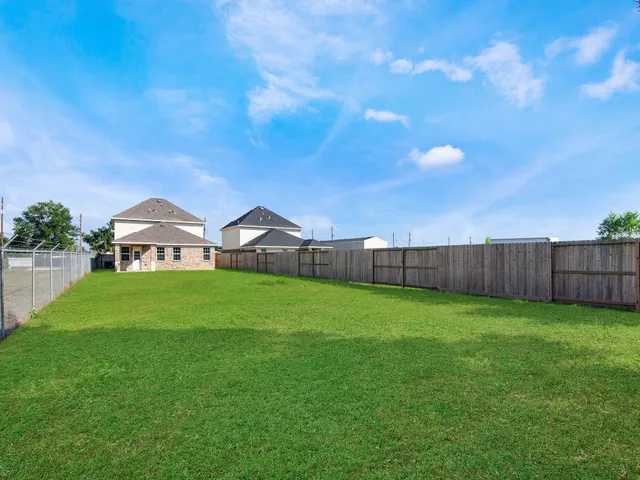 a view of a back yard