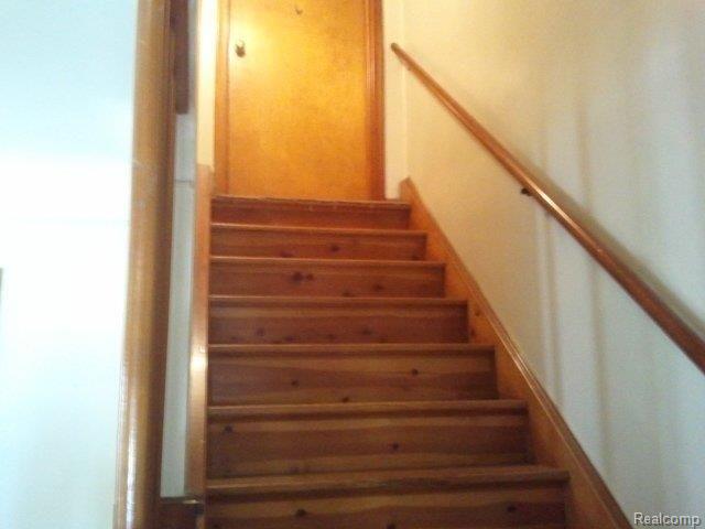 5152 Chase Road Dearborn, MI 48126 - Photo 6 of 15 UPPER STAIR CASE.jpg
