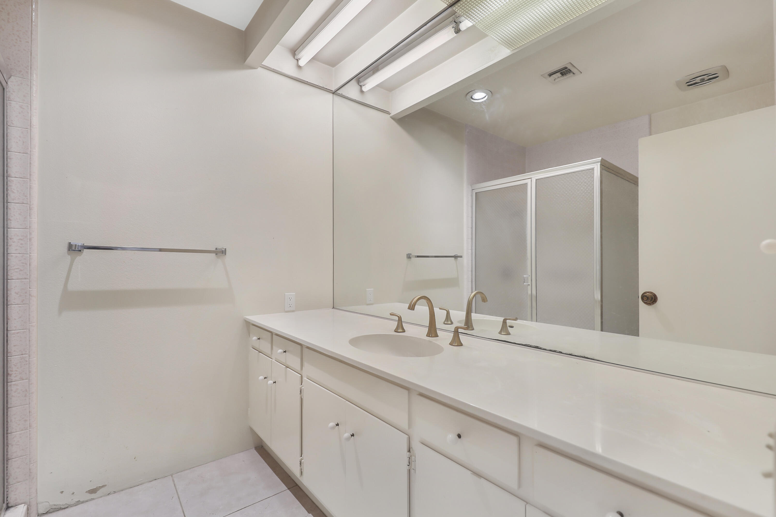 770 South La Mirada Road Palm Springs, CA 92264 - Photo 13 of 39 a bathroom with a sink and a mirror
