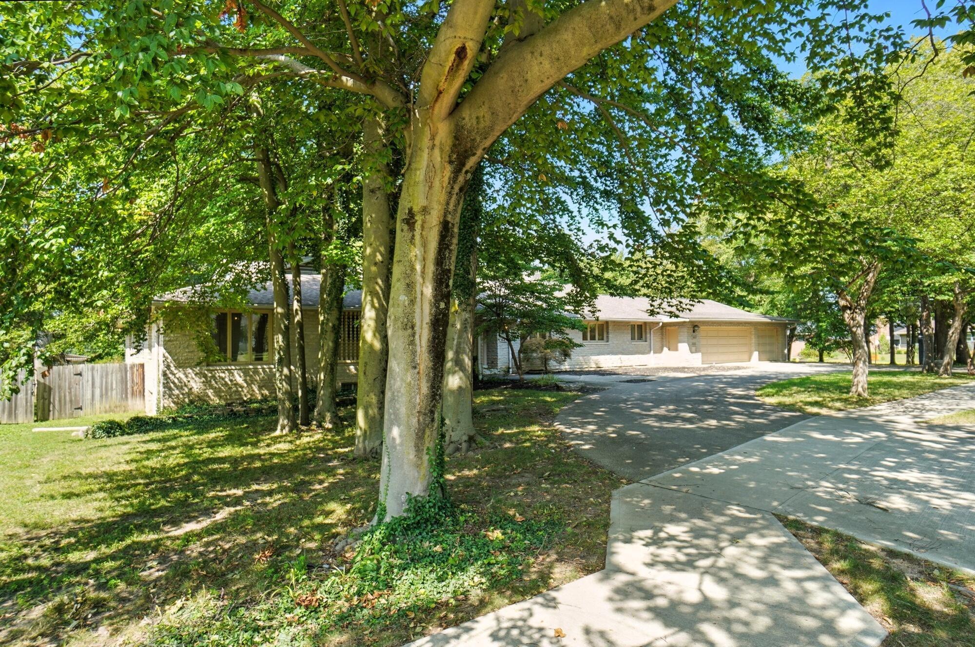 3885 Woodbridge Road Columbus, OH 43220 - Photo 7 of 158 008