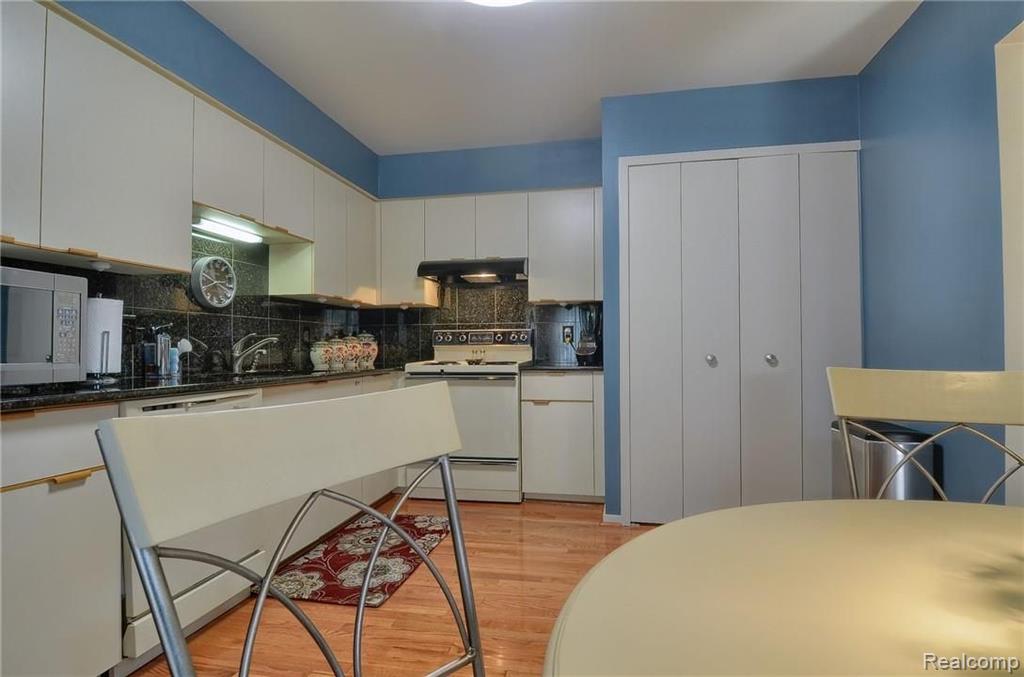 568 Victoria Court Rochester Hills, MI 48307 - Photo 11 of 35