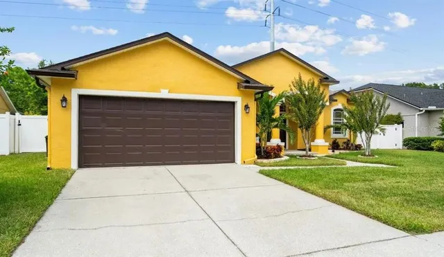 a view of a house with a yard