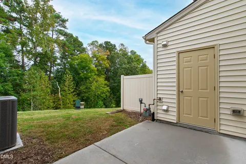 a view of a house with backyard
