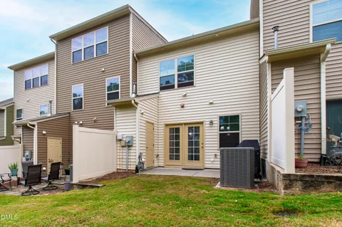 a view of a house with backyard
