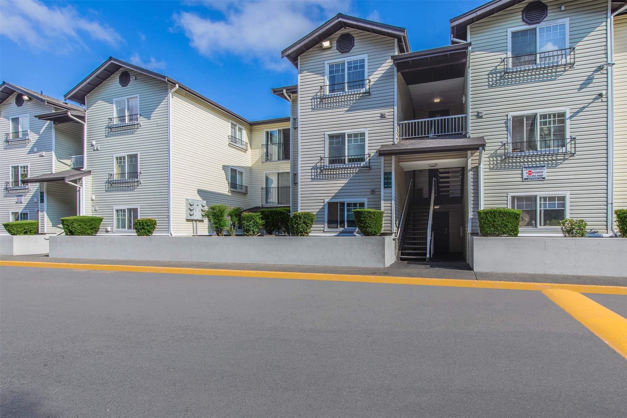 1406 Maple Lane Kent, WA 98030 - Photo 4 of 17 a view of a house with a swimming pool and a yard