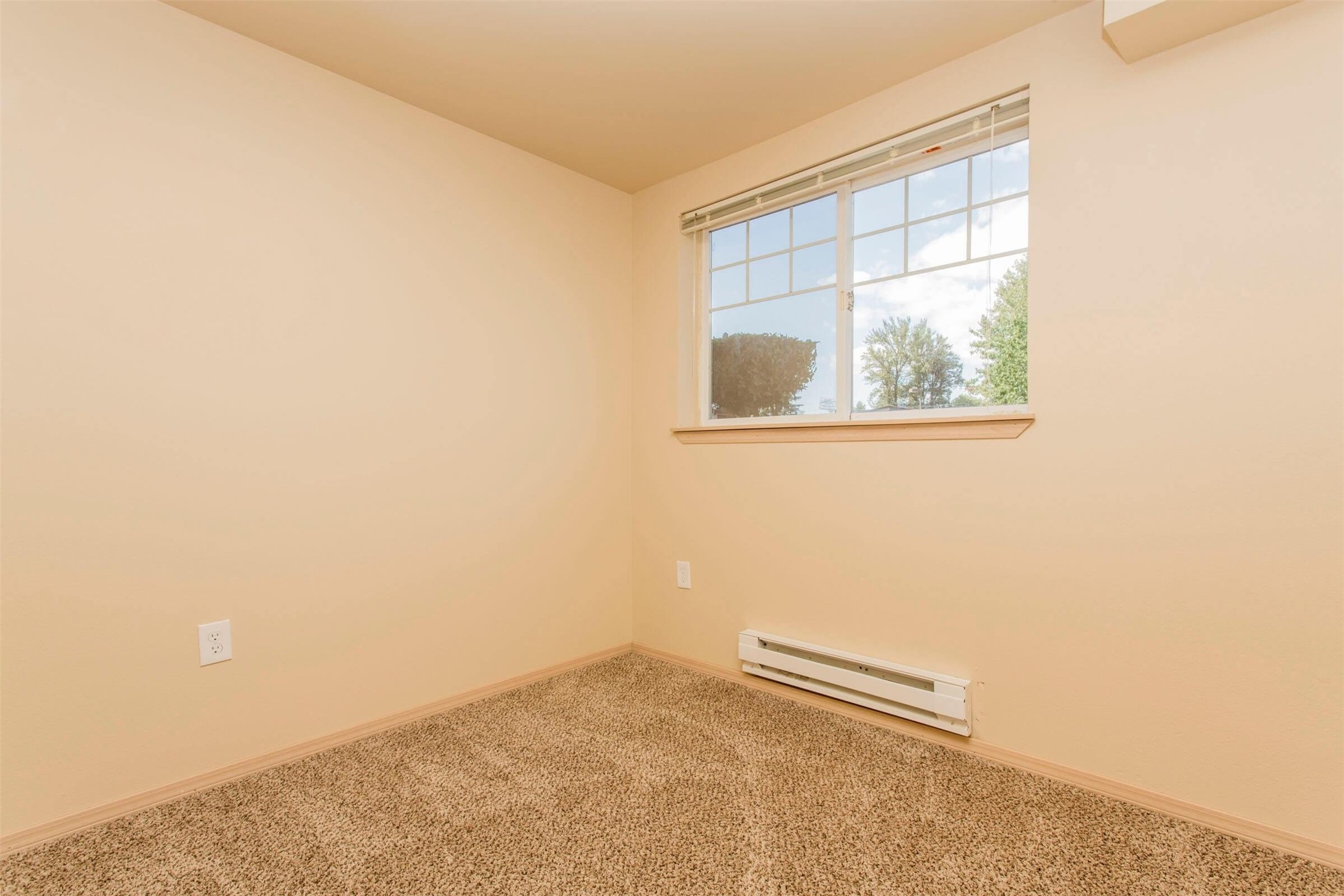 1406 Maple Lane Kent, WA 98030 - Photo 10 of 17 an empty room with windows