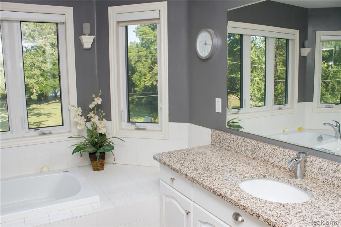 722 Wilcox Street Rochester, MI 48307 - Photo 20 of 52 MasterBath1.jpg