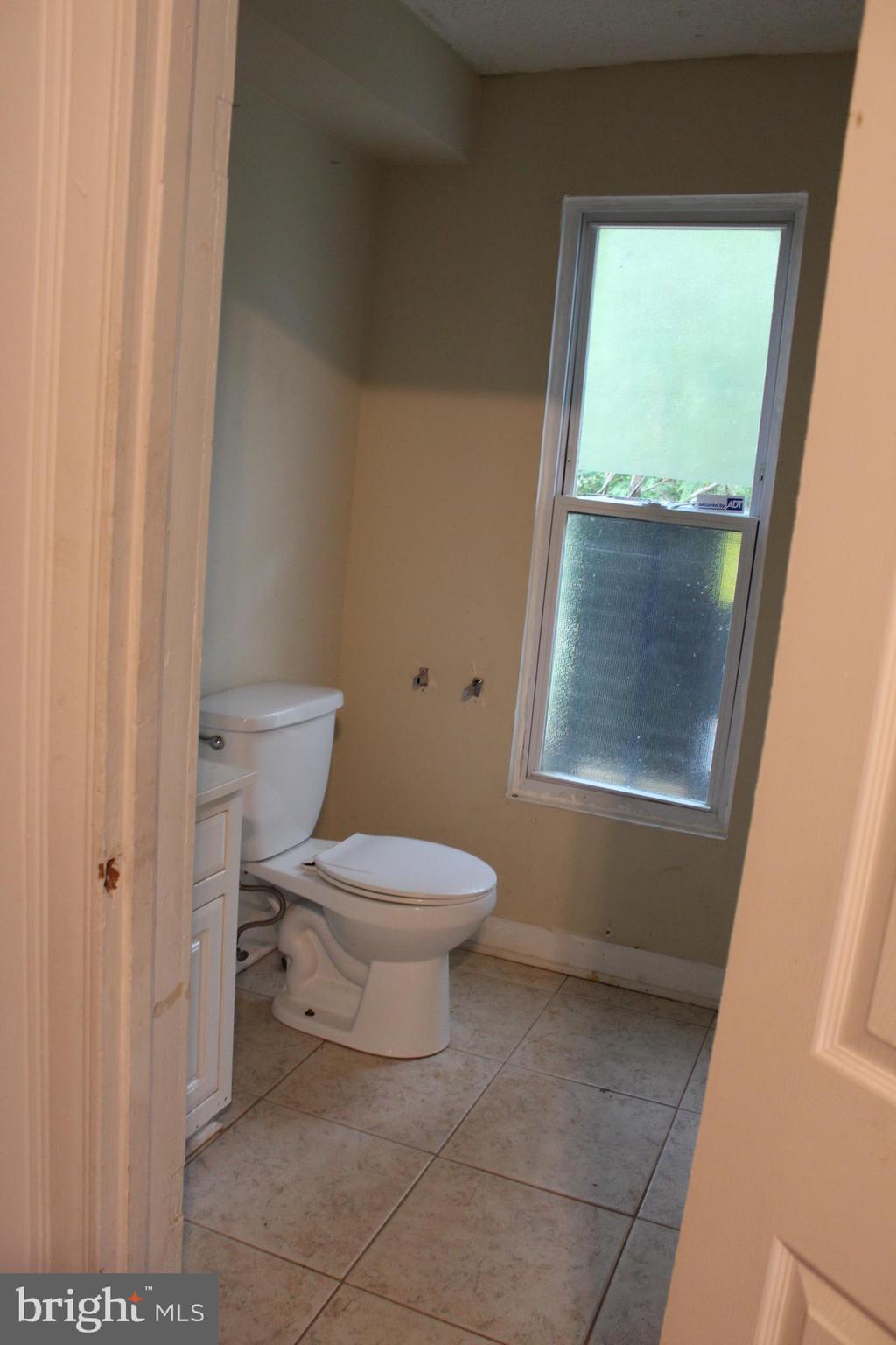 4215 Old Frederick Road Baltimore, MD 21229 - Photo 4 of 9 1st floor half bath