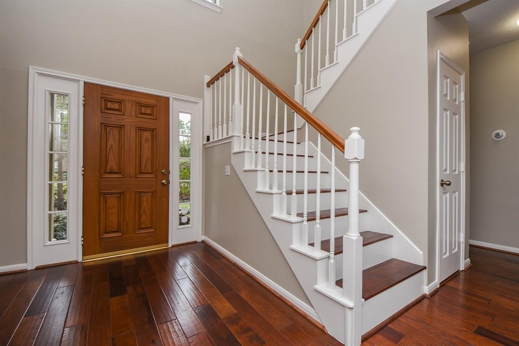 27 West Rumple Creek Place Spring, TX 77381 - Photo 4 of 32 Upon entering you are greeted by soaring high ceilings.