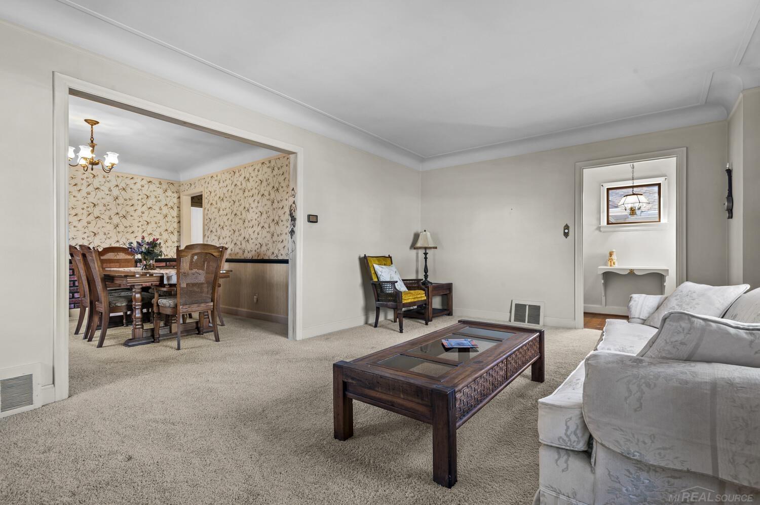 1489 Roslyn Road Grosse Pointe, MI 48236 - Photo 4 of 32 50135751-500a8d0a-419d-414d-8aa4-c24d3799b129.JPG