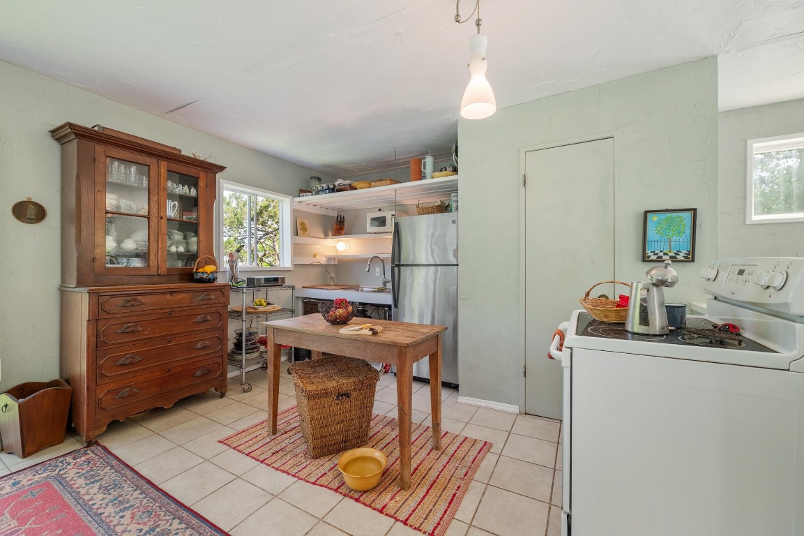 20 North Peak Road West Lake Hills, TX 78746 - Photo 14 of 18 a view of a workspace with furniture and a window
