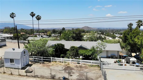 a view of a back yard of the house