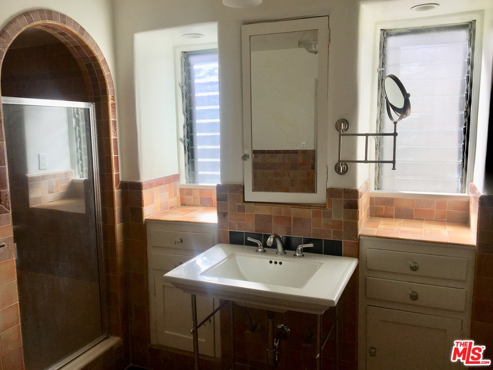 327 North Orange Drive Los Angeles, CA 90036 - Photo 11 of 13