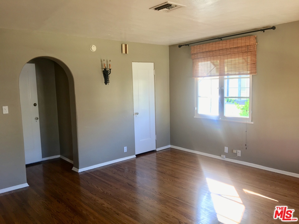 327 North Orange Drive Los Angeles, CA 90036 - Photo 12 of 13