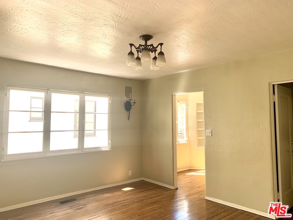 327 North Orange Drive Los Angeles, CA 90036 - Photo 4 of 13