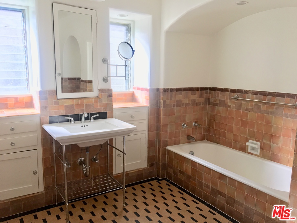 327 North Orange Drive Los Angeles, CA 90036 - Photo 10 of 13