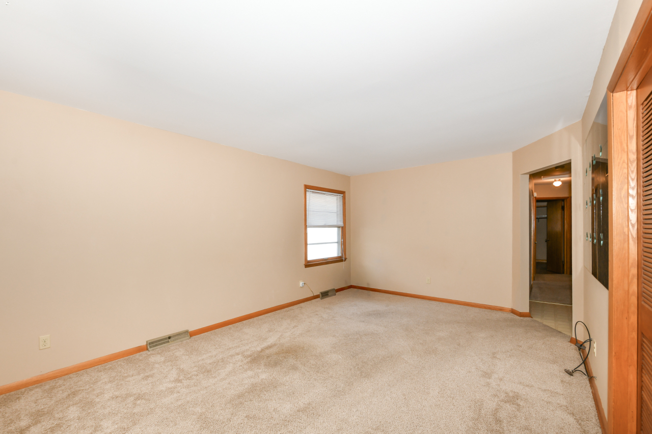 4842 North 104th Street Milwaukee, WI 53225 - Photo 7 of 29 LIVING ROOM