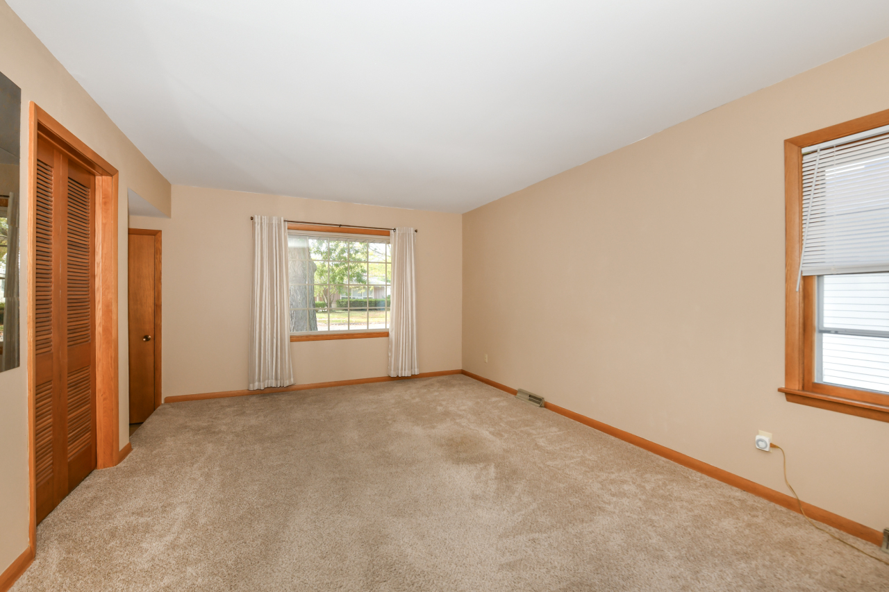 4842 North 104th Street Milwaukee, WI 53225 - Photo 9 of 29 LIVING ROOM