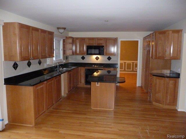 3242 Quail Ridge Circle Rochester, MI 48309 - Photo 3 of 25 Maple Cabs and Granite Counters