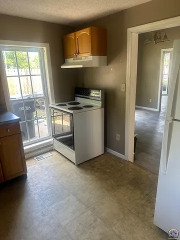 $129,900 | 424 East 13th Avenue, Emporia, KS 66801