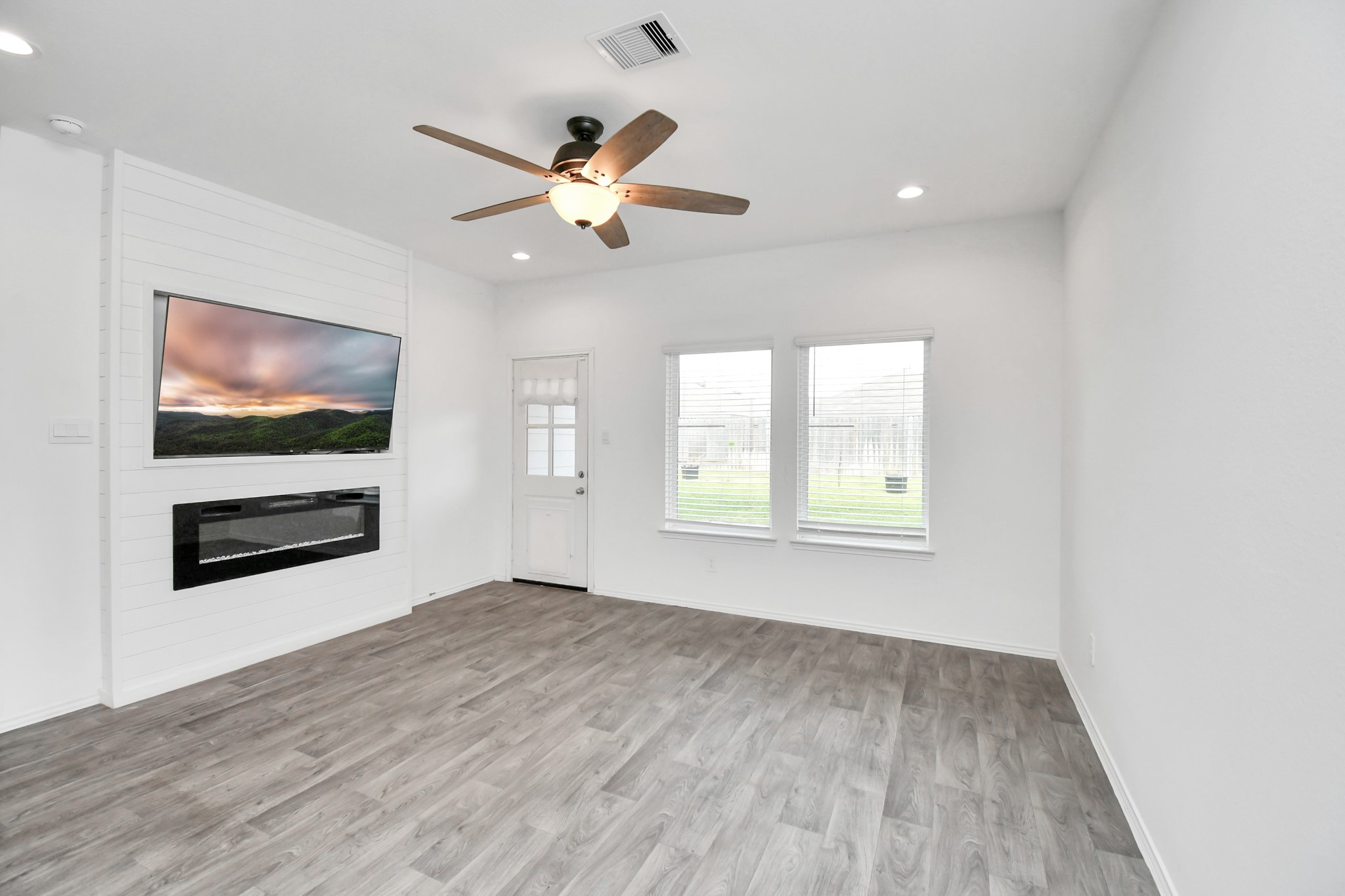 5443 Pinetree Crescent Ln Spring Spring, TX 77373 - Photo 16 of 43 a view of empty room with wooden floor and fan