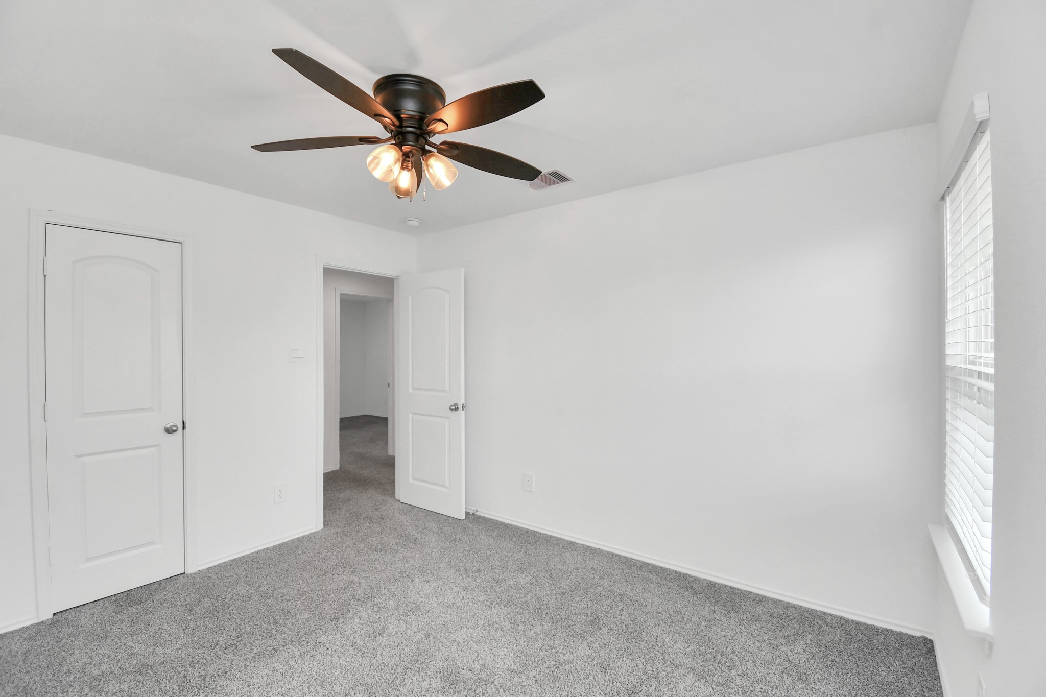 5443 Pinetree Crescent Ln Spring Spring, TX 77373 - Photo 17 of 43 a view of an empty room and a ceiling fan