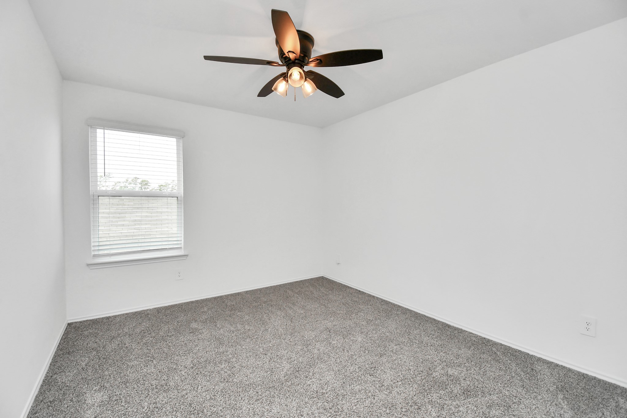 5443 Pinetree Crescent Ln Spring Spring, TX 77373 - Photo 18 of 43 an empty room with a window