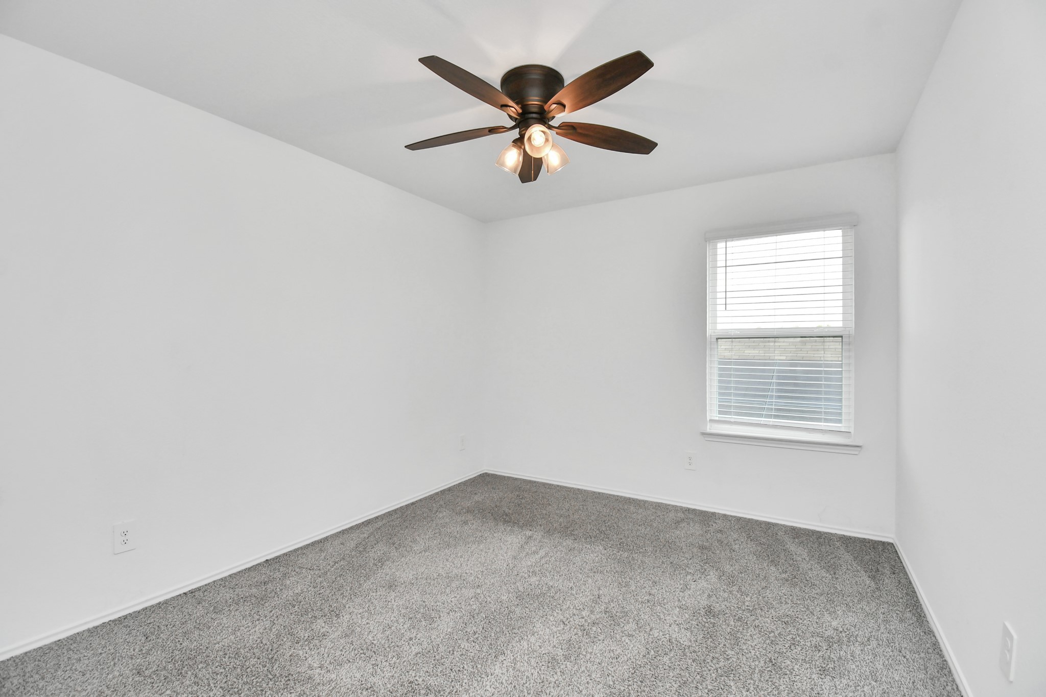 5443 Pinetree Crescent Ln Spring Spring, TX 77373 - Photo 20 of 43 an empty room with window and ceiling fan