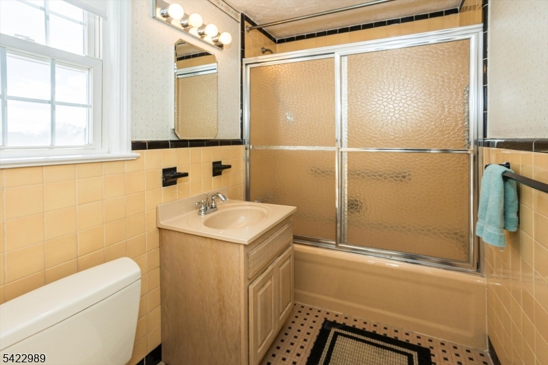 31 Burlington Road Clifton, NJ 07012 - Photo 19 of 22