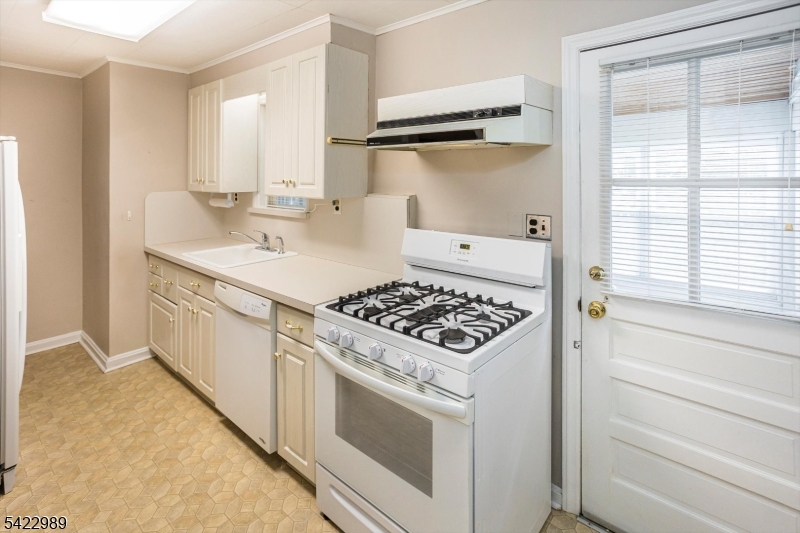 31 Burlington Road Clifton, NJ 07012 - Photo 9 of 22