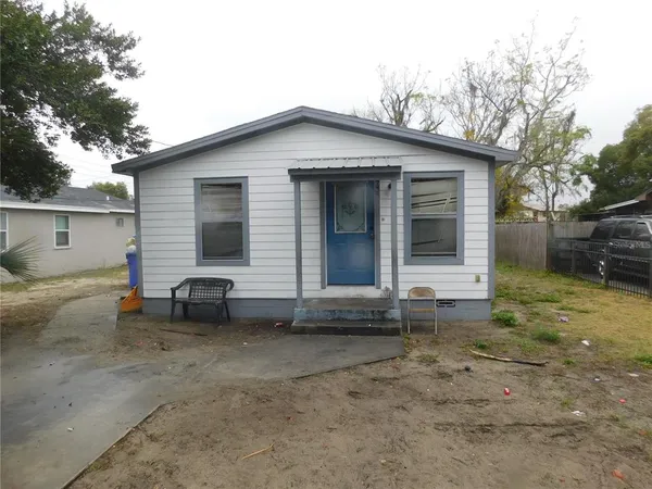 a view of a house with backyard